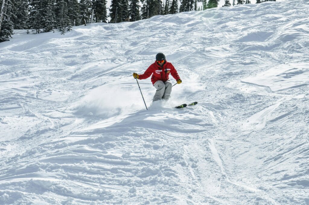 冬の白馬でスキーを楽しむ観光客のイメージ画像