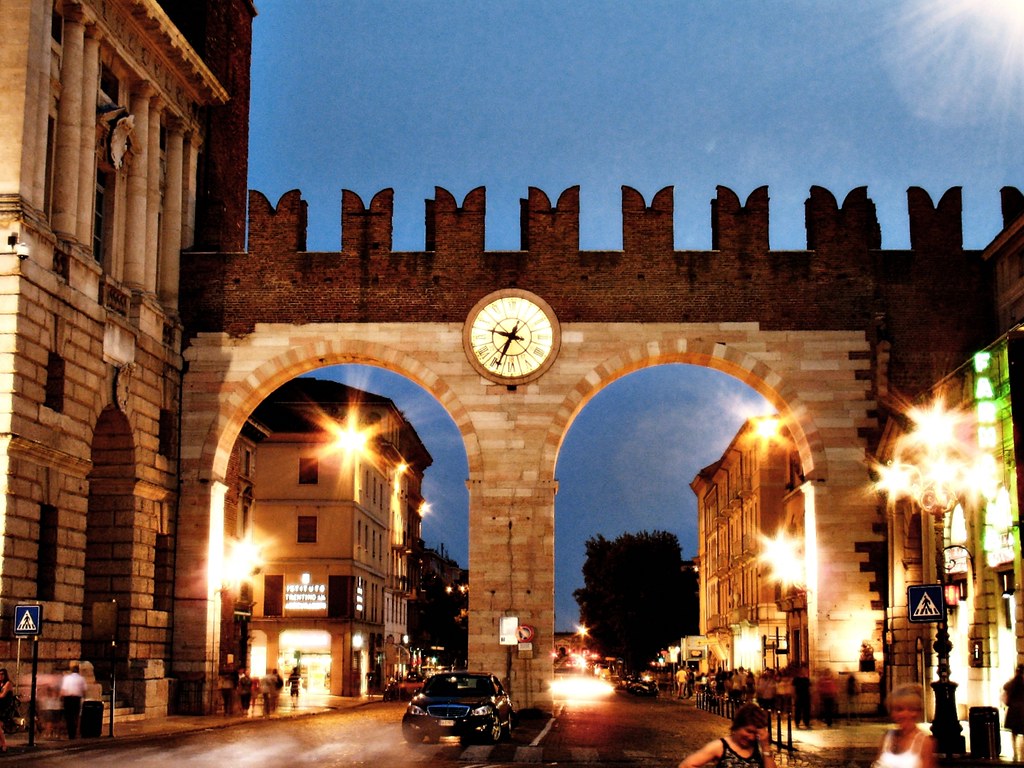 夜のブラ広場はヴェローナの夜景スポット