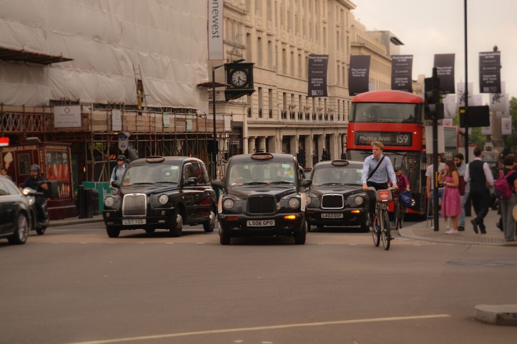 ロンドン市内をタクシーで移動するイメージ