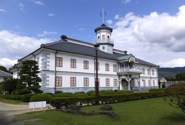 松本観光のモデルコースで旧開智学校を訪れる