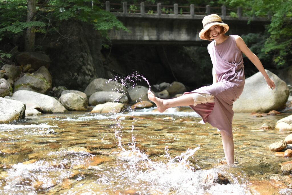 夏に川で遊ぶ女性