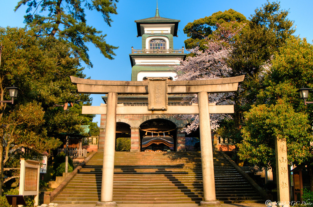 歴史と文化を感じる尾山神社と鳥居