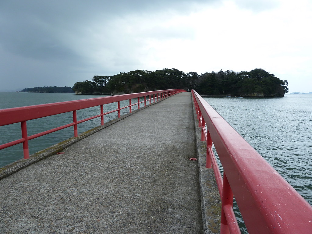 福浦島に渡る赤い橋