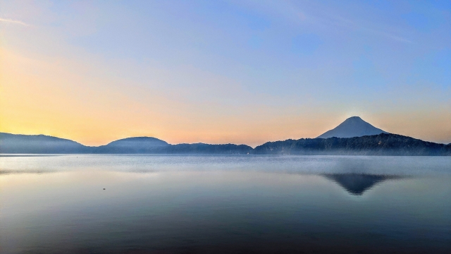 朝焼けの開聞岳が映る池田湖