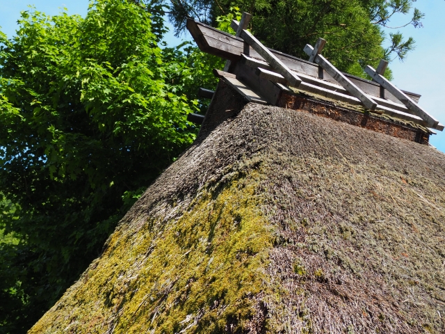 昔の日本を思わせるかやぶき屋根