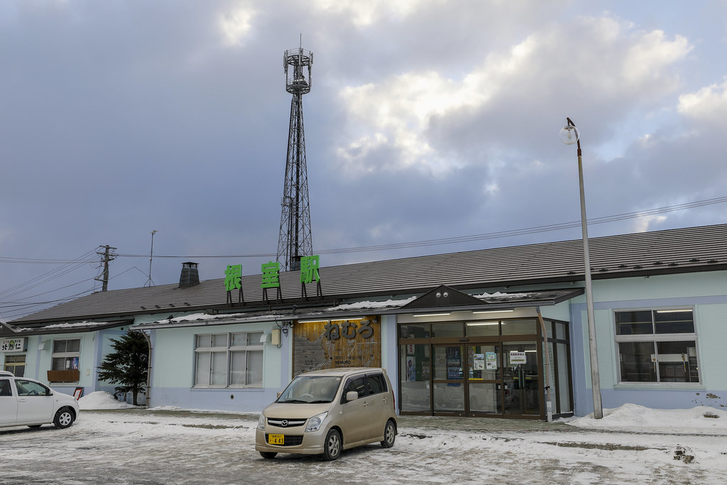 根室駅でお弁当を受け取る