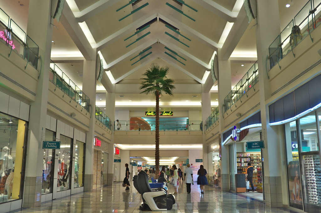 グアム最大規模を誇るショッピング施設「マイクロネシアホール」