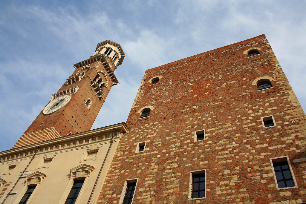 ヴェローナのシニョーリ広場にあるランベルティの塔