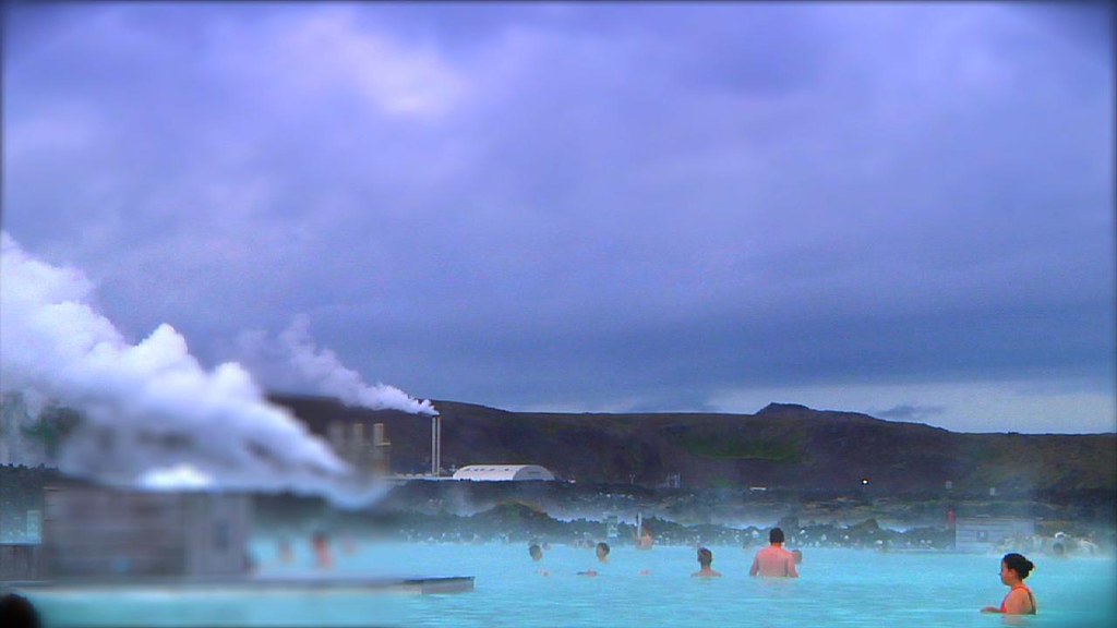 アイスランドのブルーラグーン温泉につかる観光客