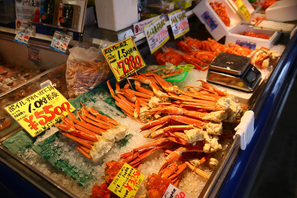 市場で魚介類が並んでいるイメージ