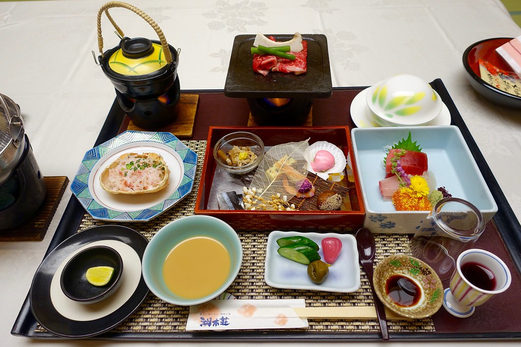 ホテル湖南荘の夕食（山梨県富士河口湖町）