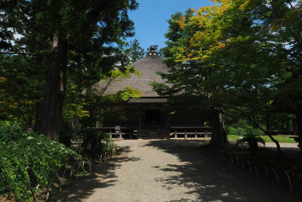 午後は、平安時代の庭園が美しい毛越寺を訪れましょう