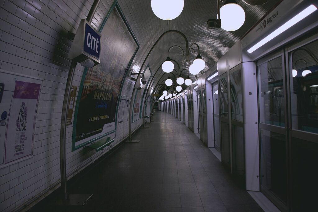 subway, metro, tunnel　プラハ観光の移動手段、地下鉄のイメージ