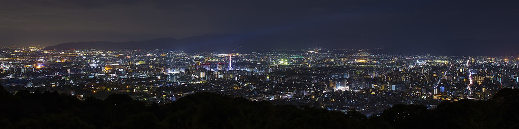 東山山頂公園の展望台からは、京都市内を一望できる絶景が広がります