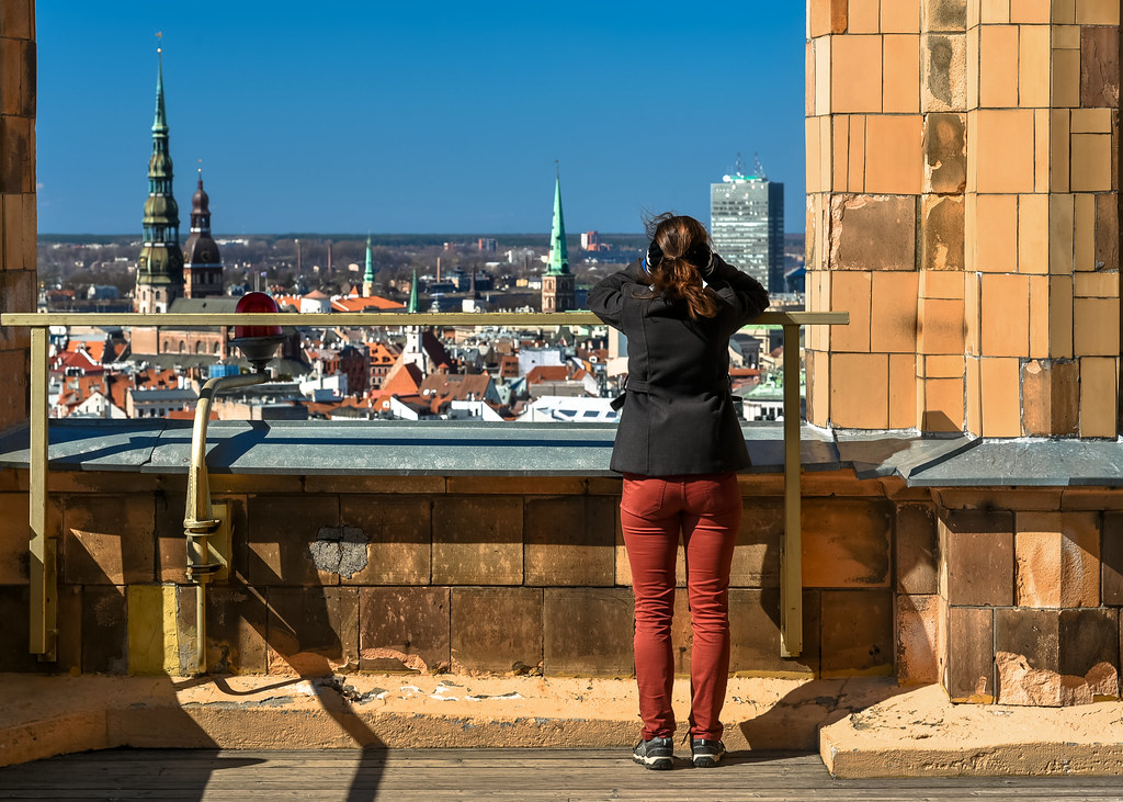 ラトビア科学アカデミーからリガ市街を眺める観光客