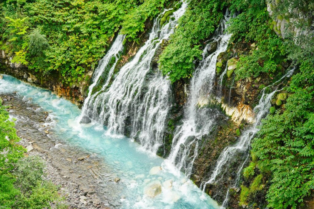 美瑛の観光地として知られる白ひげの滝