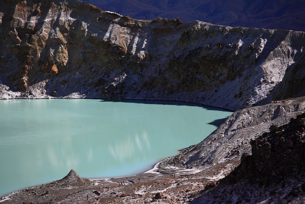群馬県の美しい火山湖「湯釜」