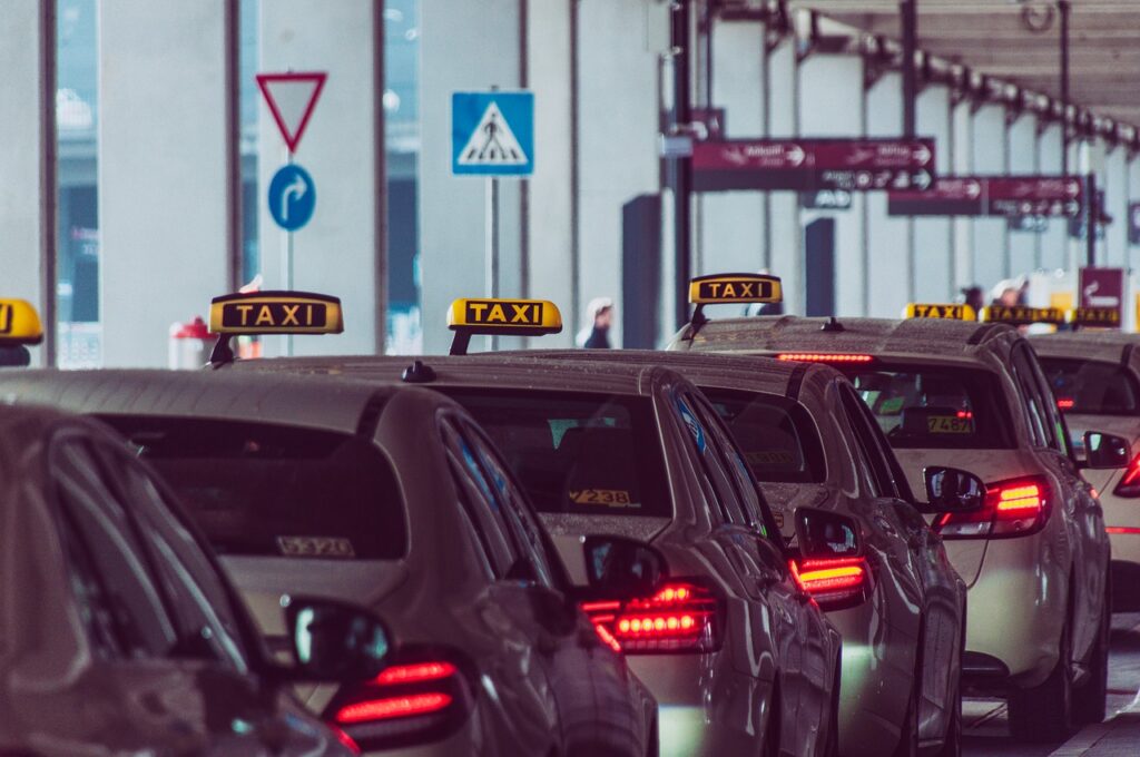 ナンディ国際空港では簡単にタクシー乗り場が見つかります