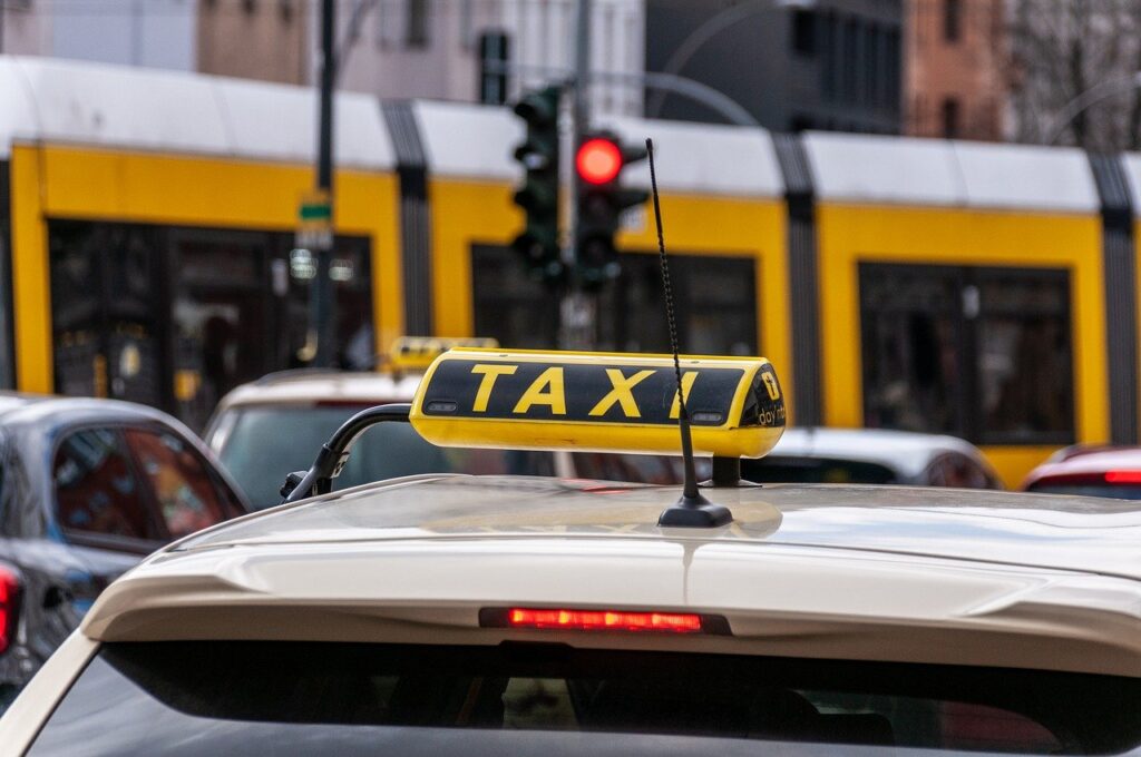 市内まで向かうタクシーのイメージ
