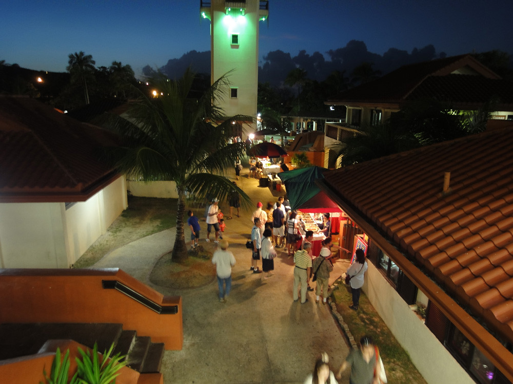 グアムの地元民や観光客が集まる夜の市場