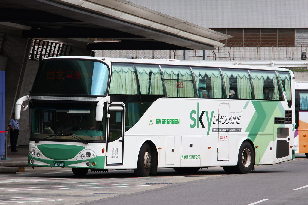 台北市内に向かう高速バスのイメージ