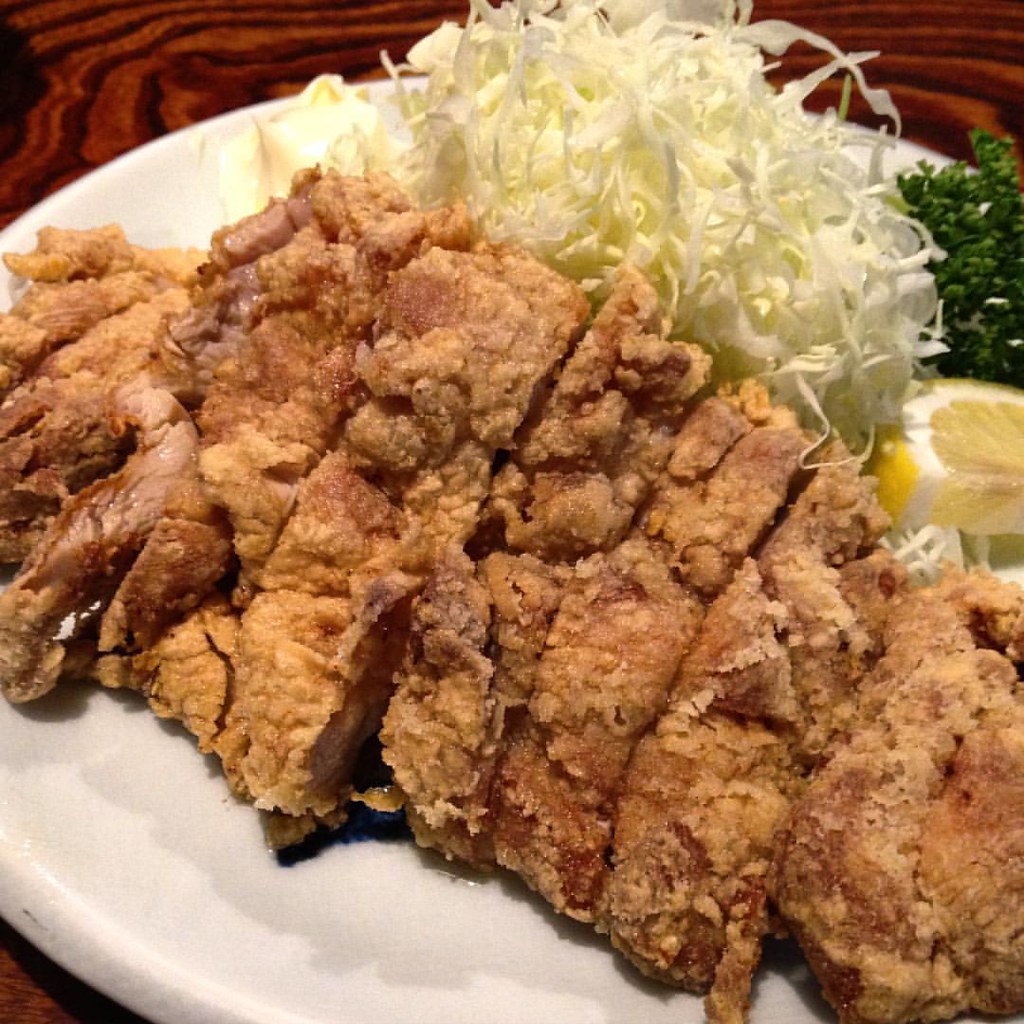 信州の名物グルメ・鶏肉をカリっと揚げた山賊焼き