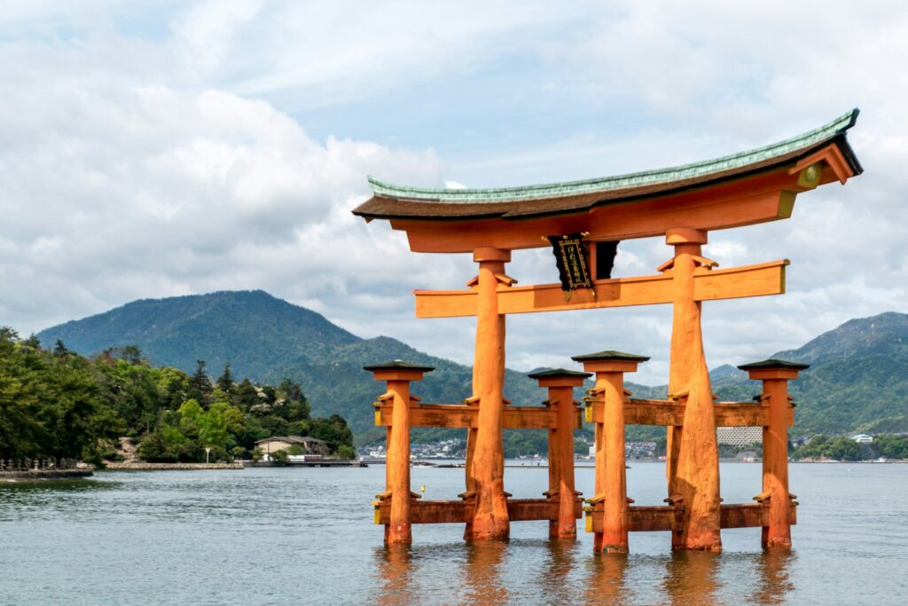 広島観光で訪れる厳島神社の鳥居