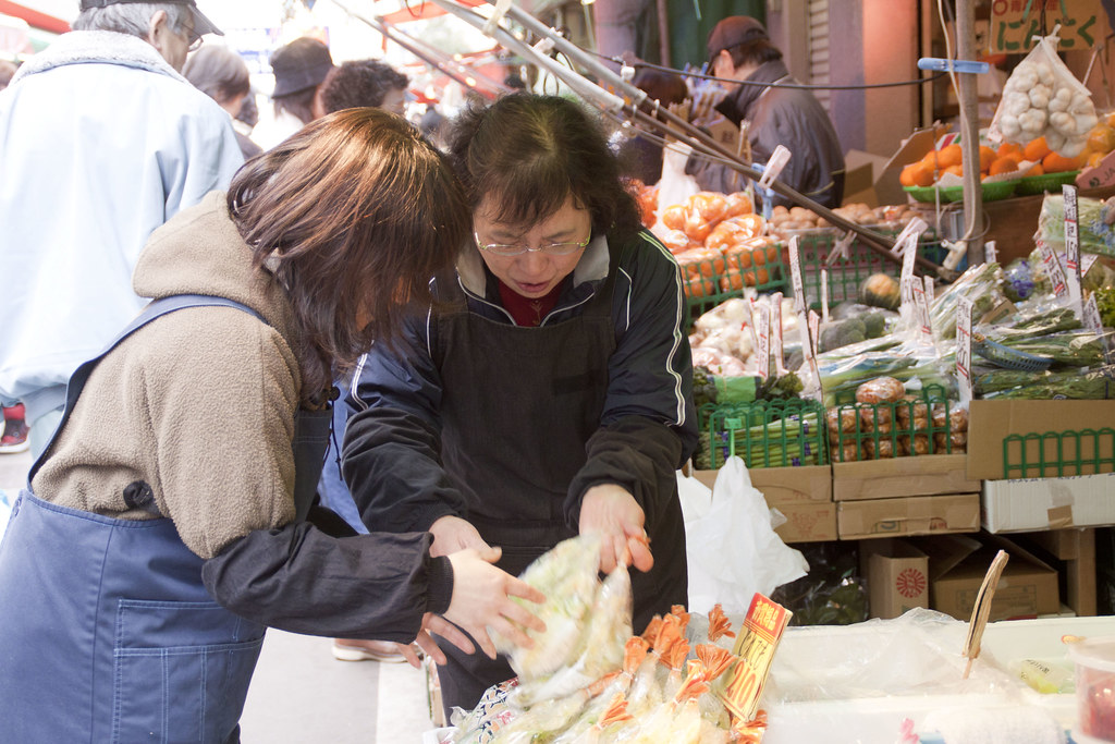 新鮮な海産物や野菜が並ぶ仙台朝市