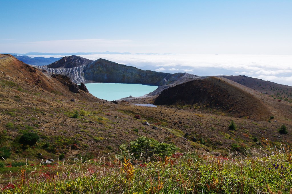 晴天時の草津白根山の湯釜