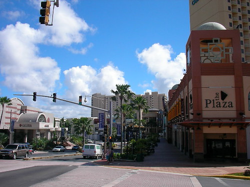 グアム観光で人気のショッピングセンター「ザ・プラザ」