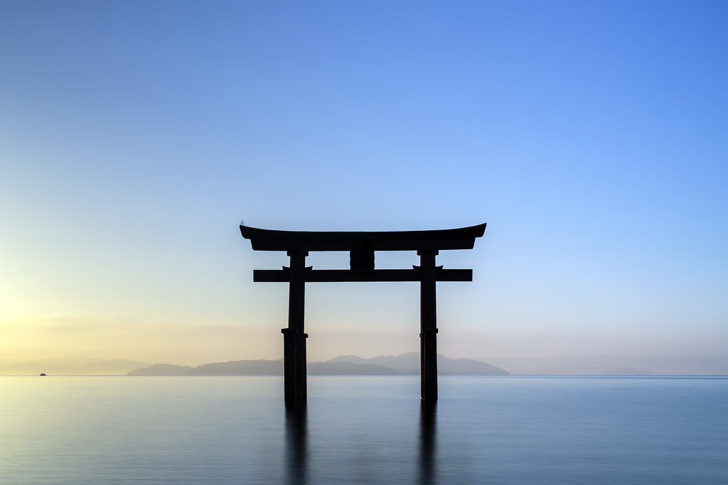 琵琶湖と鳥居が織りなす絶景