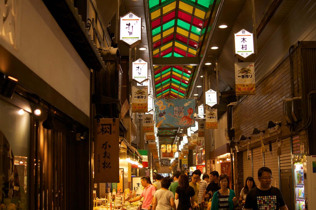 錦市場は昼間の賑わいだけでなく、夜も魅力的なスポットです