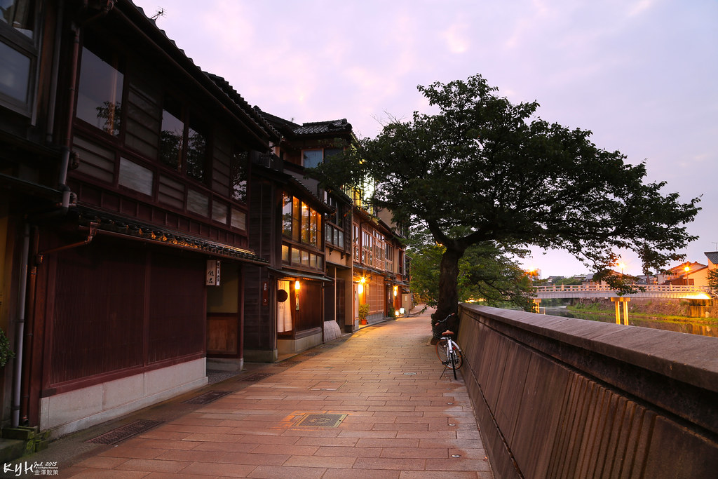 金沢の浅野川沿いに位置する主計町茶屋街