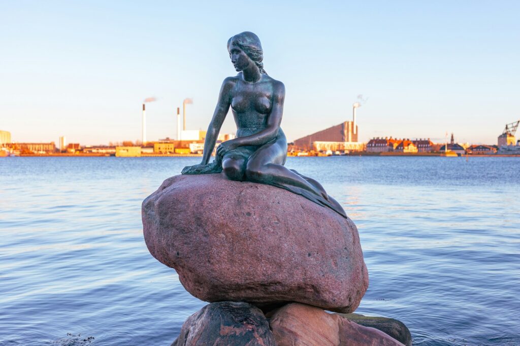 コペンハーゲン乗り換えで観光する人形姫の像