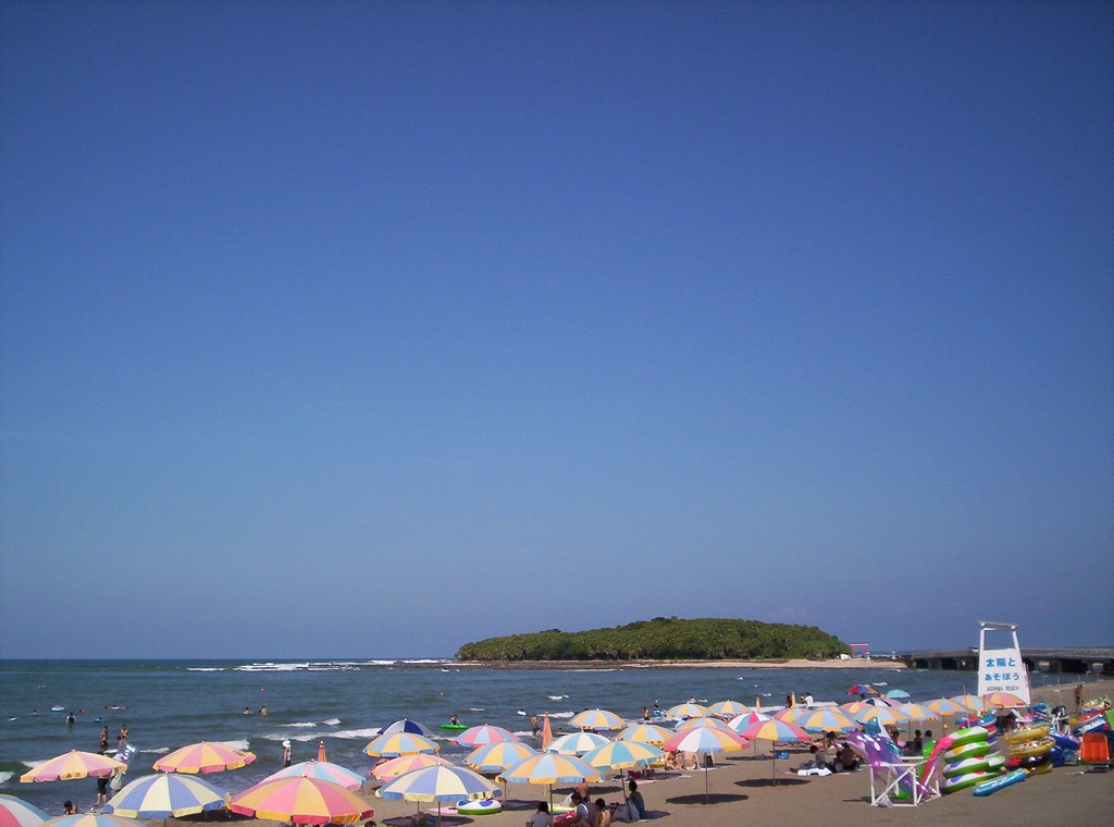パラソルが立ち並ぶ夏の青島海水浴場