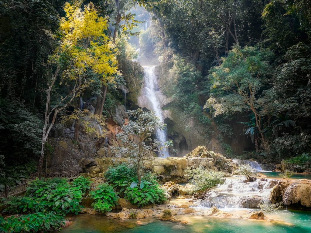 ラオスに流れる滝