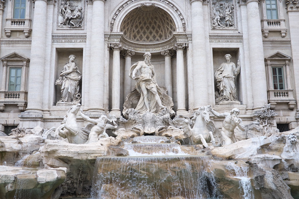 ローマの中心部に位置するトレビの泉