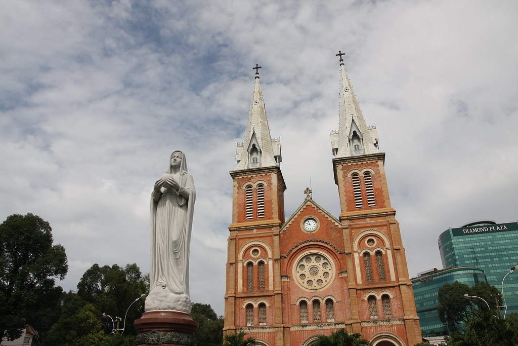美しいレンガ造りのカトリック教会サイゴン大教会