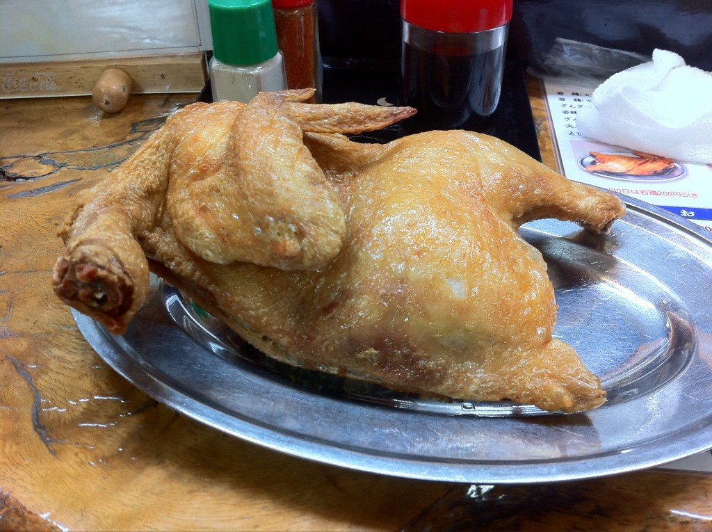 鶏の半身をそのまま揚げる大胆な料理「半身揚げ」