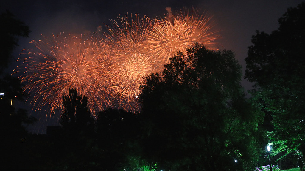 夏の夜空を彩る花火大会が数多く開催