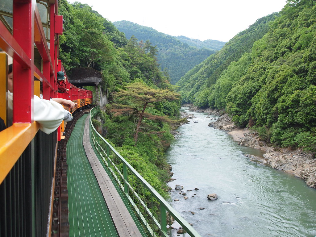 トロッコ列車の中で楽しめる特別なカフェ嵯峨野トロッコ列車