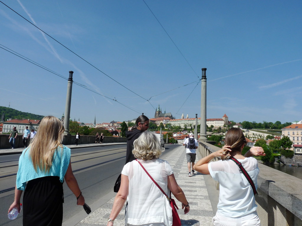 カレル橋やプラハ城に徒歩で移動する人