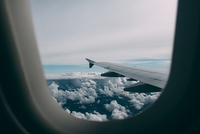 対策KW「飛行機の窓から見た翼と雲」