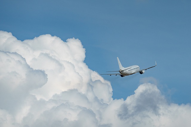 対策KW「雲を抜けて飛ぶ飛行機」（Christo AnestevによるPixabayからの画像）