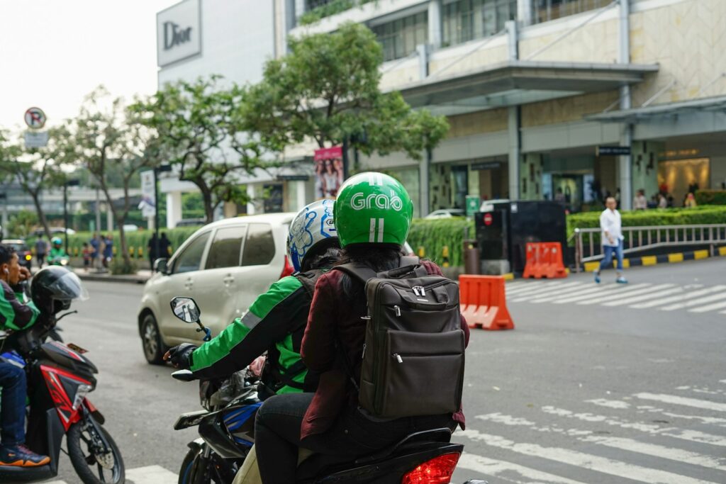 対策KW「Grabのヘルメットをかぶってバイクに乗る人」