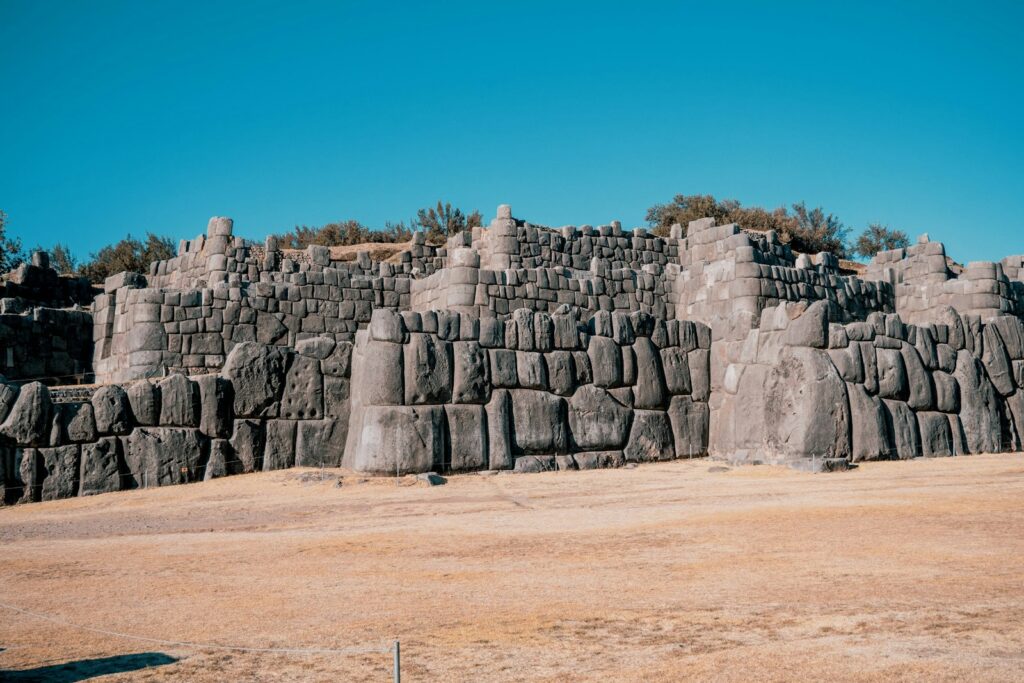 巨大な岩が特徴的なサクサイワマン遺跡