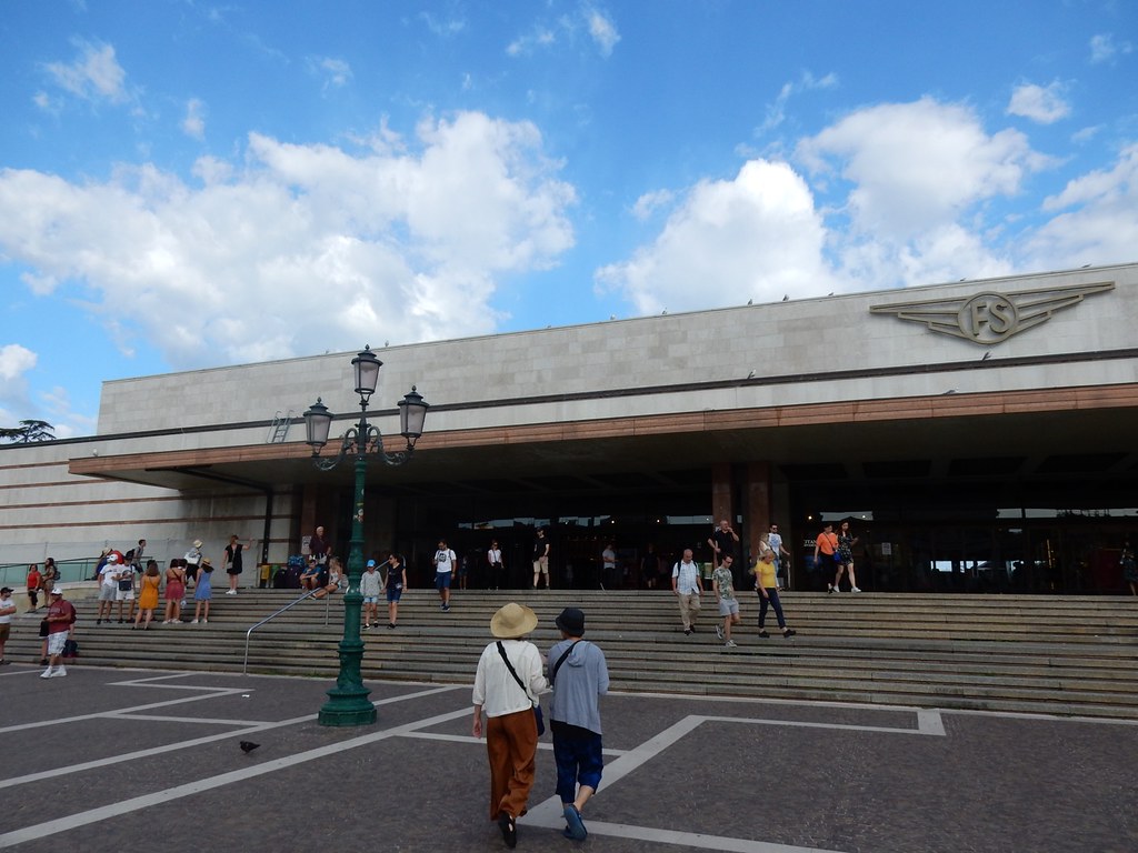 まずはサンタ・ルチア駅から出発