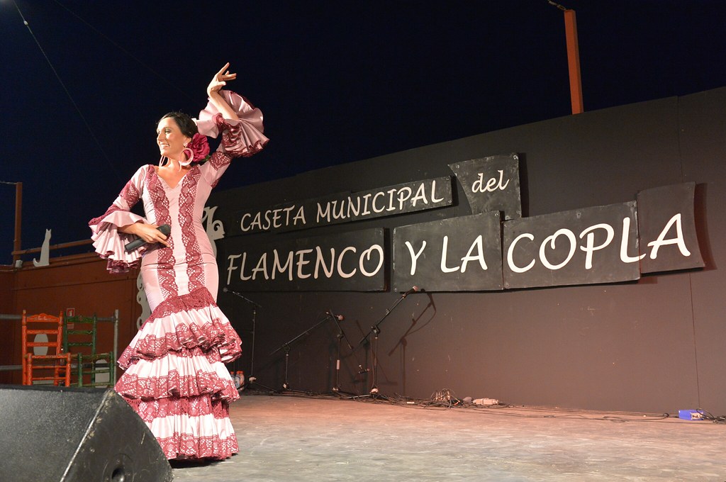 フラメンコを踊るスペイン女性