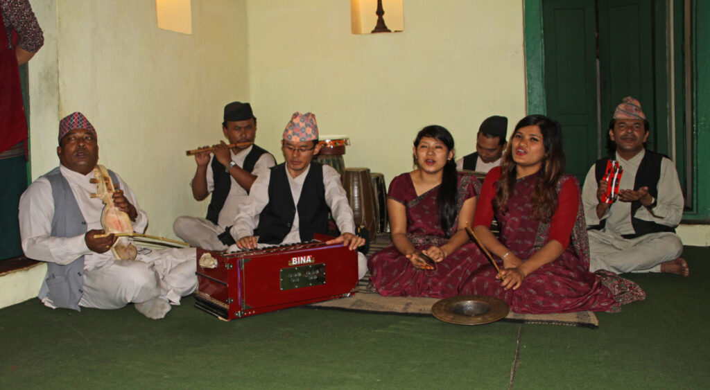 ネパールの伝統舞踊ショーを鑑賞
