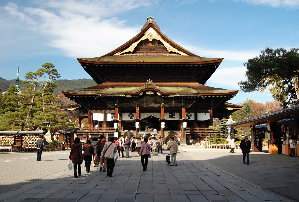 観光客で賑わう長野の人気観光地「善光寺」